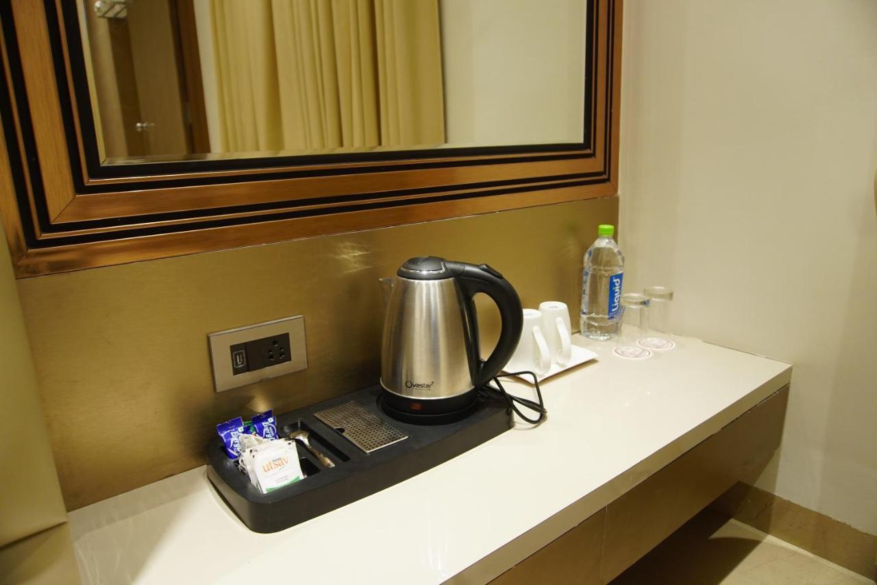 Red Orchid Hotel Канпур Екстериор снимка