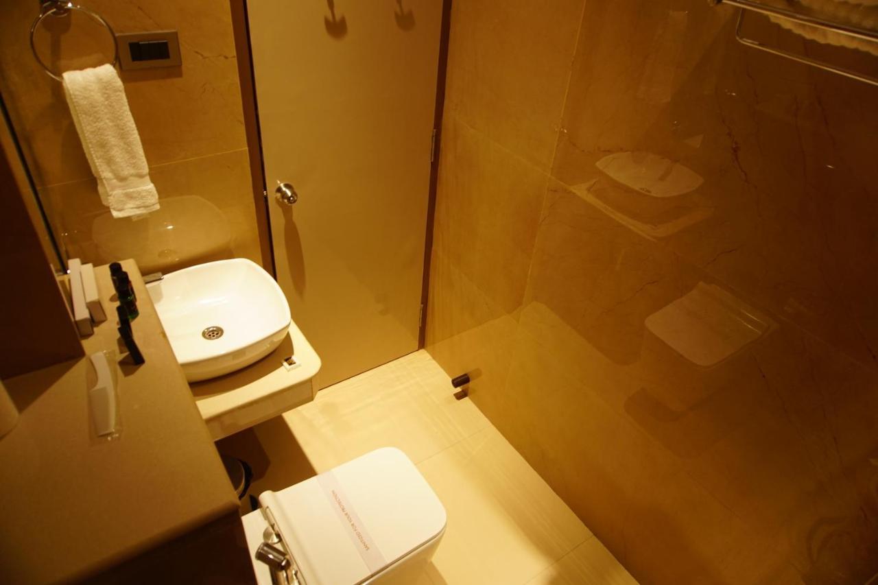 Red Orchid Hotel Канпур Екстериор снимка