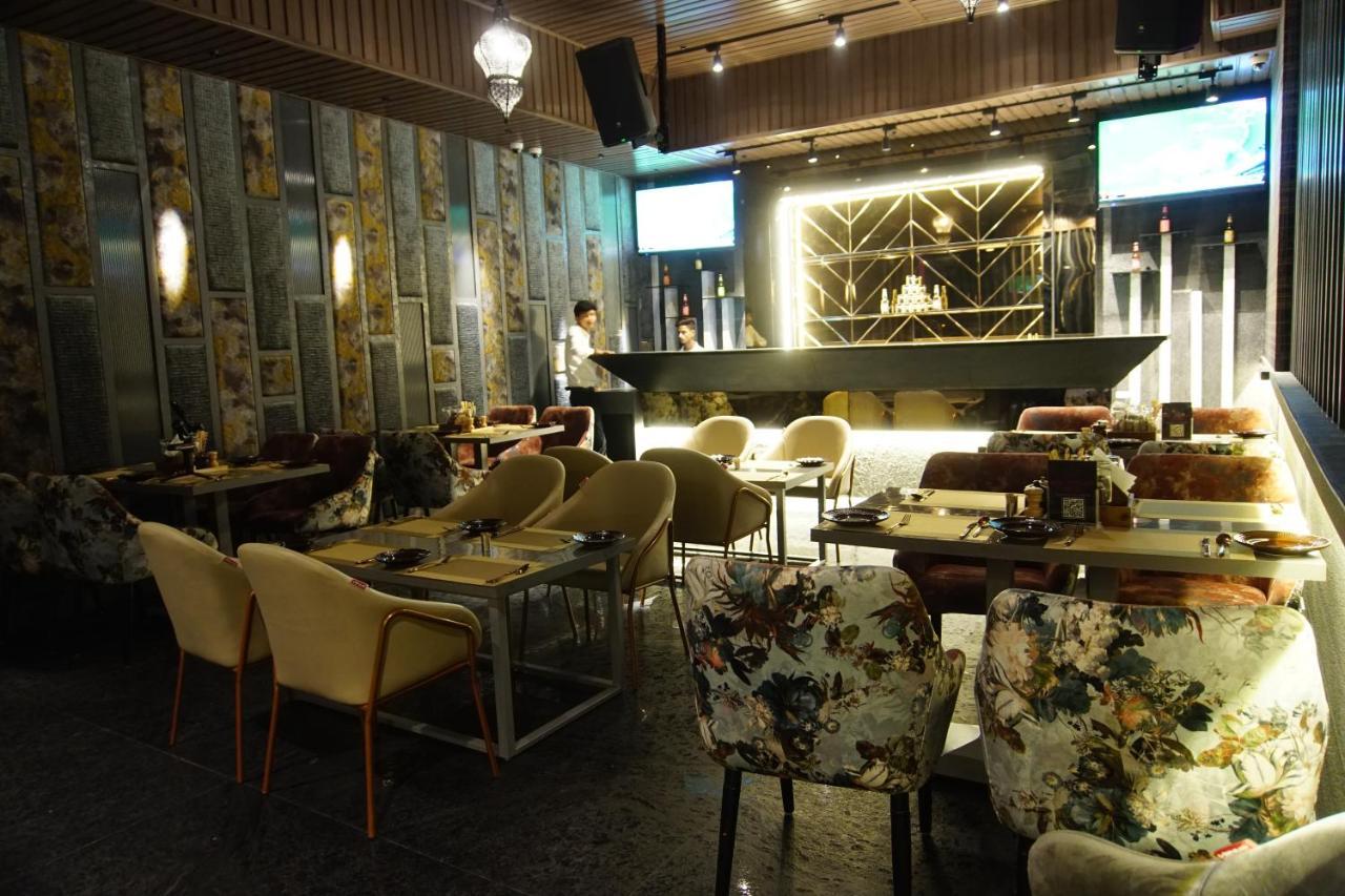 Red Orchid Hotel Канпур Екстериор снимка