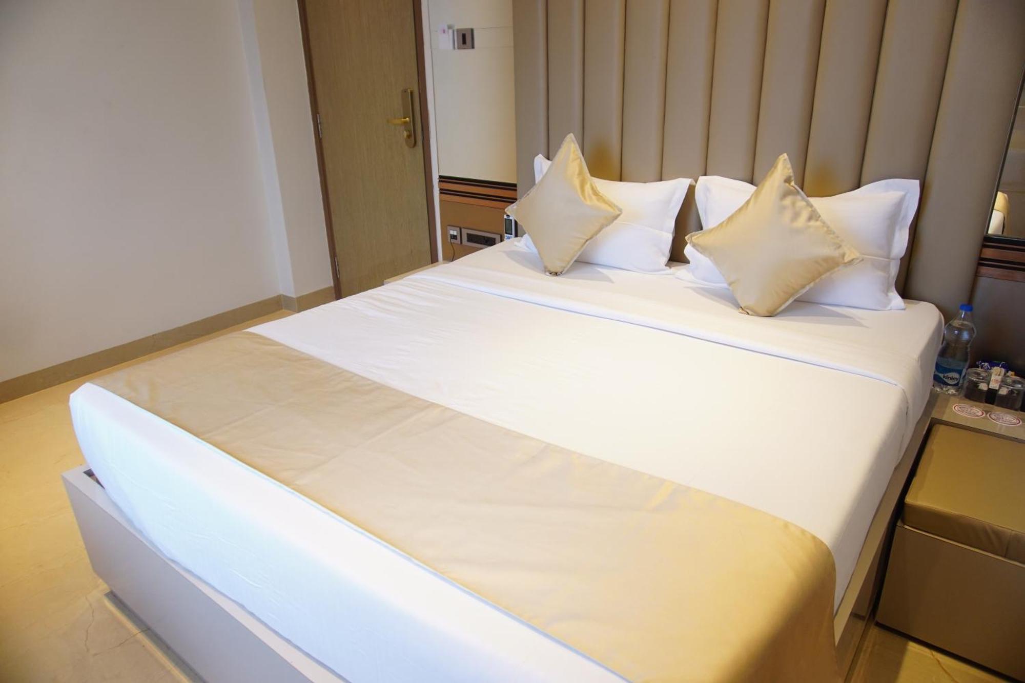 Red Orchid Hotel Канпур Екстериор снимка